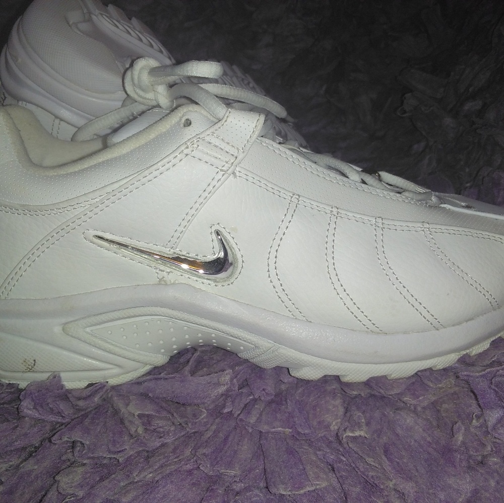 Nike - Picture 3 of 5
